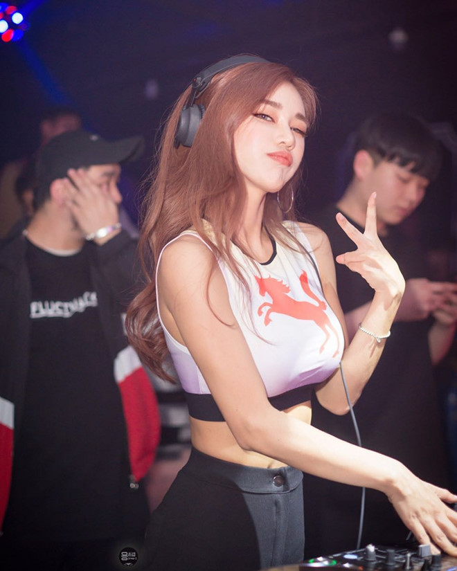 Trước khi bén duyên với dòng nhạc điện tử, Siena từng hoạt động trong nhiều lĩnh vực. Năm 2015, cô giành giải nhất trong một cuộc thi tìm kiếm người mẫu dành cho các đường đua môtô.