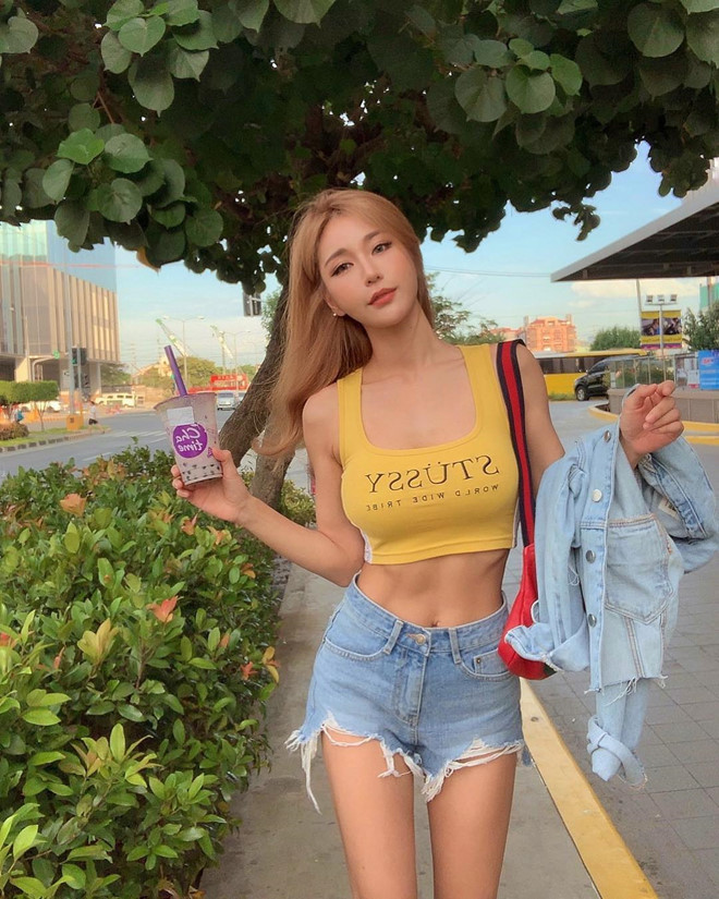 Nữ DJ 27 tuổi ưa chuộng phong cách thời trang thoải mái, năng động. Cô nàng đặc biệt yêu thích diện áo crop top và quần jean ngắn để khoe triệt để vòng eo thon gọn cùng đôi chân dài.