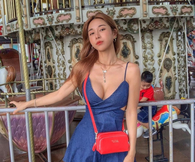 Park Si Hyun (sinh năm 1992) là nữ DJ người Hàn Quốc nổi tiếng với nghệ danh Siena. Sở hữu vẻ ngoài xinh đẹp, gợi cảm, cô nàng có lượng fan đông đảo không chỉ ở xứ củ sâm mà còn tại nhiều quốc gia châu Á khác. Trang Instagram của 9X hiện có hơn 500.000 followers.