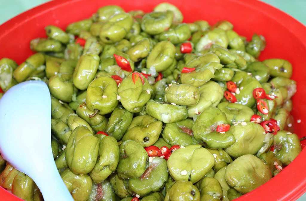 Ngoài ra, chị Hiền còn chế biến cà na thành món ướp chua ngọt, ngào đường- món ăn vặt được ưa thích trong mùa nước nổi… bán với giá 70.000 đồng/kg, tiêu thụ khoảng 20kg/ngày.