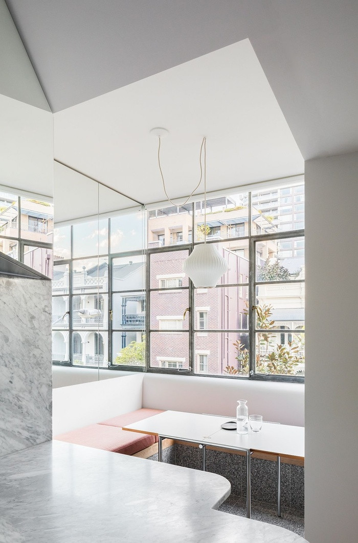 Bàn ăn được bố trí trong không gian khá chật hẹp nhưng nổi bật với nội thất tinh tế. Vào buổi tối, chủ nhà có thể vừa thưởng thức bữa tối, vừa có thể ngắm nhìn đường phố lung linh màu sắc.