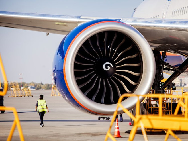 Ném tiền vào động cơ máy bay: Theo Channel News Asia, hồi tháng 4, một nữ hành khách 66 tuổi đã ném đồng xu vào động cơ khi đang lên máy bay ở sân bay Hohhot Baita tại Mông Cổ. Đây được xem là hành động "lấy may". Hậu quả là người này bị tạm giam, còn toàn bộ hành khách phải chuyển sang một máy bay khác. Tương tự, một chuyến bay của Lucky Air vào năm 2017 cũng bị hoãn vì một phụ nữ 76 tuổi ném tiền vào động cơ máy bay để cầu may. Ảnh: Shutterstock.