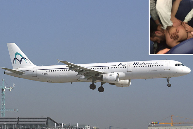 Hút thuốc trên máy bay: Nhưng sex trên máy bay không phải là hành vi lố lăng nhất của hành khách mà các tiếp viên hàng không phải đối mặt. Năm 2016, trong chuyến bay của Hãng hàng không Pháp Air Mediterranee từ Algiers đến Paris, một nam hành khách châm lửa hút thuốc dù đây là hành vi bị luật pháp cấm hoàn toàn. Bị các tiếp viên cản trở, người đàn ông này phản ứng dữ dội. Ảnh: New York Post.