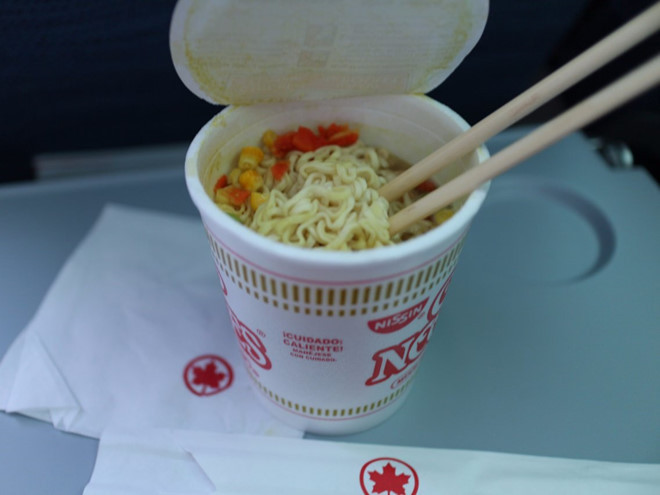 Ném đồ ăn vào tiếp viên: Theo Reuters, hồi tháng 12/2014, trong chuyến bay của AirAsia, một nữ hành khách đã ném cốc mì ăn liền vào mặt tiếp viên hàng không. Người này bực bội vì không được xếp ngồi cạnh bạn trai và xả cơn tức giận vào tiếp viên. Các phi công quyết định đưa máy bay quay trở lại điểm xuất phát và đối tượng đã bị cảnh sát bắt giữ. Ảnh: Flickr.