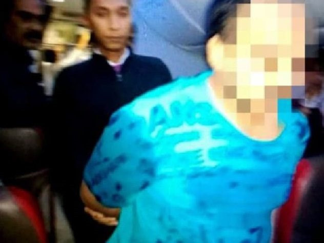 Khi bị các tiếp viên yêu cầu mặc quần áo và ngừng xem phim sex, nam thanh niên này đồng ý rồi đi về phía nhà vệ sinh. Bất ngờ anh ta ôm một nữ tiếp viên và “mò mẫm” cô. Phi hành đoàn buộc phải bắt trói vị khách này. Sau khi máy bay hạ cánh, nam sinh viên này được bàn giao cho cảnh sát. Ảnh: New Straits Times Press.