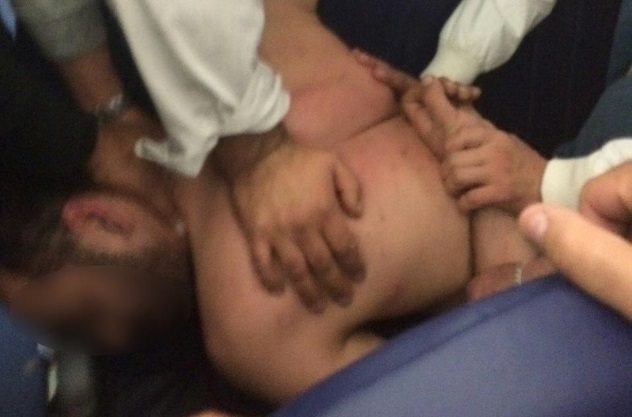 Quá tức giận, người đàn ông này đã cởi khóa quần và... đi tiểu lên người một hành khách khác. Nạn nhân bất đắc dĩ đứng dậy, cởi áo ra và đấm thẳng vào mặt vị khách khiếm nhã. Một cuộc ẩu đả bùng lên. Máy bay phải hạ cánh khẩn cấp ở Lyon và hành khách "tè bậy" bị cảnh sát bắt giữ. Ảnh: SimNico/Twitter.