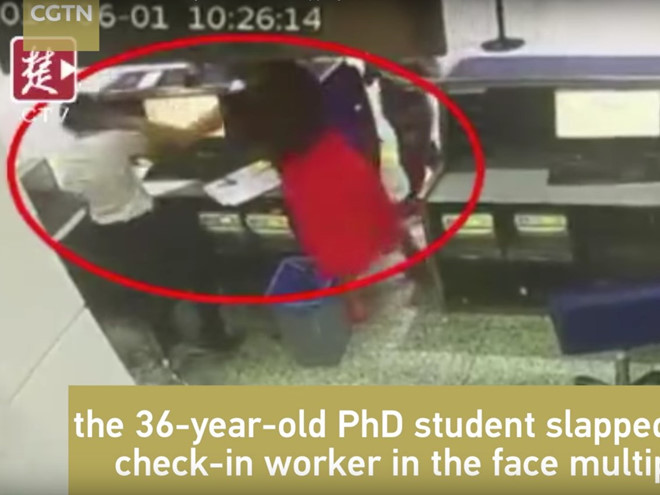 Hành hung nhân viên mặt đất: Năm 2017, một nữ hành khách Trung Quốc đã tát nhân viên mặt đất ở sân bay Wuhan Tianhe. Bà này đến sân bay muộn và nổi khùng sau khi nghe nhân viên thông báo máy bay đã cất cánh. Ngay sau đó, người này bị cảnh sát bắt giữ vì hành vi thô bạo của mình. Ảnh: Daily Mail.