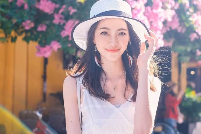 Trang Eastweek của Hong Kong đưa tin tòa soạn đã nhận một lá thư nặc danh có nội dung tố cáo đạo đức của thí sinh Dương Vịnh Đồng. Người tố cáo cho biết trước khi tham gia cuộc thi, người đẹp 23 tuổi từng có bạn trai và được anh này chu cấp rất nhiều tiền. Tuy nhiên, Dương Vịnh Đồng vẫn muốn tham gia thi hoa hậu với mong muốn tìm đại gia để đổi đời. Vì vậy, cô đã chia tay người bạn trai gắn bó nhiều năm. Trước lời tố cáo sống bám vào đàn ông, Vịnh Đồng thừa nhận cô từng yêu một người đàn ông trước khi đi thi.