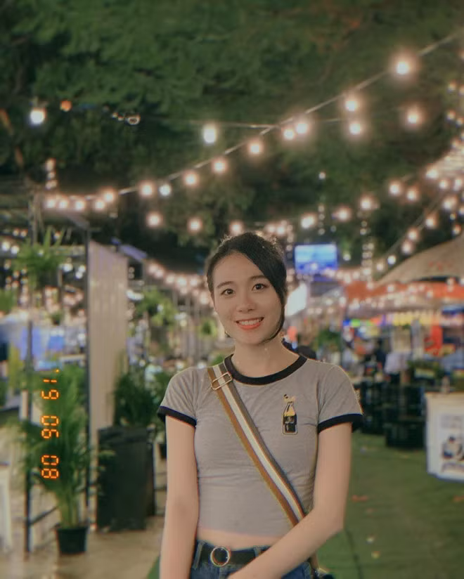 Tuy nhiên, sau khi vừa đăng quang được 3 ngày, một số hình ảnh kém xinh lúc còn niềng răng và đeo kính cận của cô đã được đào lại và tung lên mạng xã hội. Nhiều người hâm mộ cho rằng chính việc niềng răng đã góp phần giúp Á hậu 1 có có được khuôn mặt cân đối và hài hòa hiện tại.