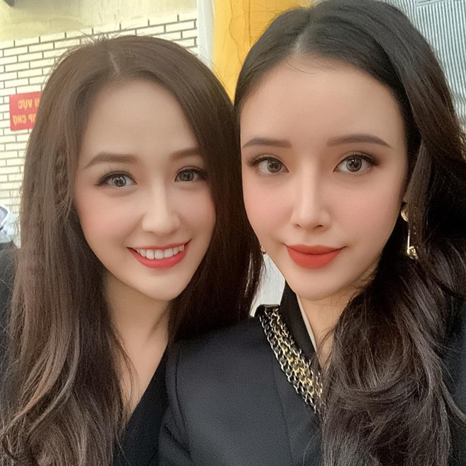 Là em gái của Hoa hậu Mai Phương Thúy, Mai Ngọc Phượng (26 tuổi) thu hút sự chú ý của dân mạng với hàng nghìn follower trên trang cá nhân. Dưới loạt ảnh chụp cùng chị gái, 9X được khen có gương mặt khả ái cùng thân hình gợi cảm.