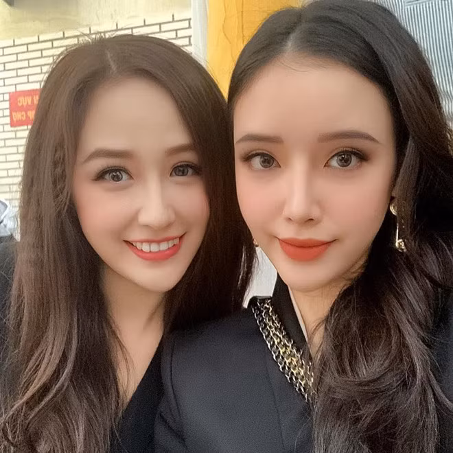 Là em gái của Hoa hậu Mai Phương Thúy, Mai Ngọc Phượng (26 tuổi) thu hút sự chú ý của dân mạng với hàng nghìn follower trên trang cá nhân. Dưới loạt ảnh chụp cùng chị gái, 9X được khen có gương mặt khả ái cùng thân hình gợi cảm.