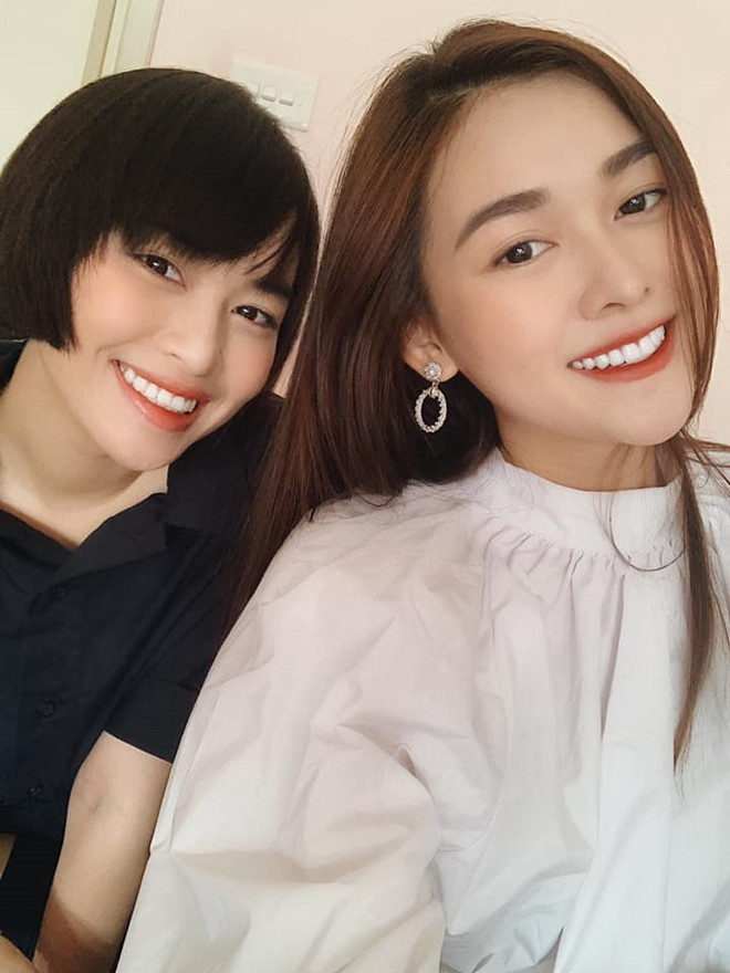 Lớn lên trong gia đình có truyền thống thời trang, Khả Hân sớm bộc lộ tố chất. Chị gái Á hậu Tường San đang học thạc sĩ chuyên ngành thời trang tại Paris, Pháp.