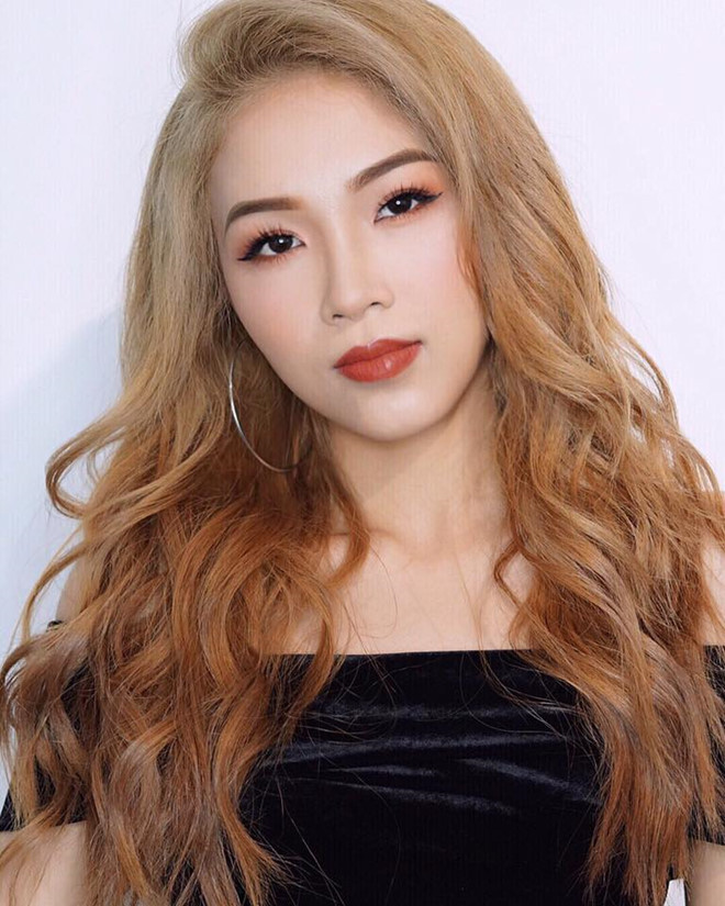 Em gái Hoàng Thùy từng có vẻ ngoài giản dị, nữ tính và gần đây nhận nhiều lời khen "lột xác" nóng bỏng, cá tính hơn. Cô cũng được nhận xét có gương mặt giống chị gái.