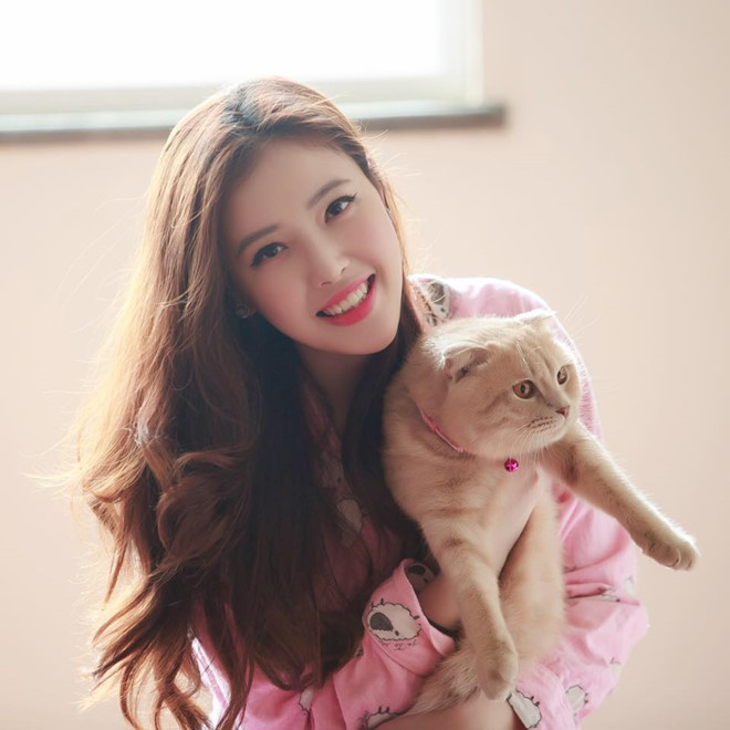 Ngọc Phượng và chị gái Phương Thúy thường đăng ảnh chụp chung và khen ngợi nhau trên mạng xã hội. Với Mai Phương Thúy, mẹ và em gái là thứ quý giá nhất trong cuộc sống. "Tôi yêu gia đình đến mức nhắc đến thôi là có thể khóc", hoa hậu từng chia sẻ.