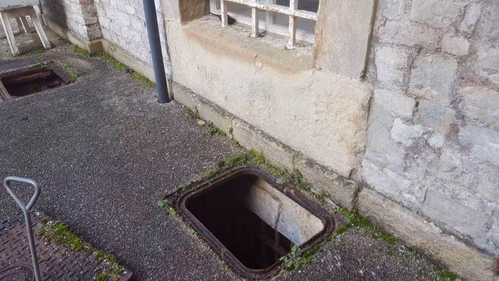 Ngoài ra, những người đủ can đảm có thể chấp nhận lời đề nghị trải nghiệm sống như một tù nhân, bao gồm thưởng thức cháo nhạt nhẽo cho bữa tối và sáng, cảm nhận cơn buồn ngủ khi bị nhốt trong phòng giam lạnh lẽo. Tham gia các hoạt động về đêm bao gồm tour săn ma, du khách sẽ cố gắng kết nối với linh hồn của những tên tội phạm bị xử tử từng nhốt ở đây.