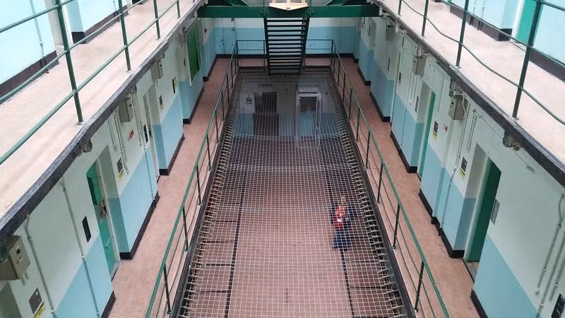 Du khách Paul Tool nói với tờ Bristol Post: "Đây là trải nghiệm đáng thử một lần trong đời. Tôi được ở lại một đêm trong nhà tù. Nơi này không thay đổi nhiều từ khi các tù nhân được chuyển đi vào năm 2013. Tôi tin tưởng rằng có linh hồn của các cựu tù nhân đã bị xử tử ở đây. Chuyến lưu diễn qua đêm này không dành cho những người yếu tim".