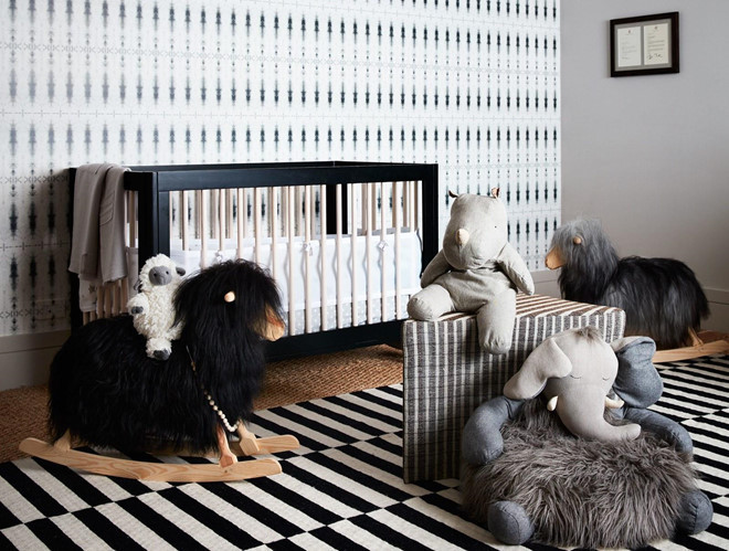 Căn phòng dành cho con trẻ được trang trí bằng giấy dán tường độc đáo.