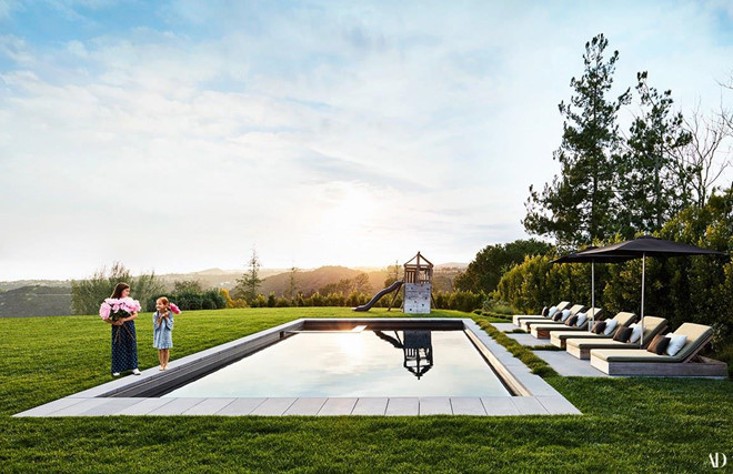 Những đứa con của Jessica Alba có thể thoải mái vui chơi ở sân sau với hồ bơi và cầu trượt ngoài trời. Bản thân nữ diễn viên cùng chồng cũng đã chọn nơi này để tận hưởng sự thư thái, yên bình.