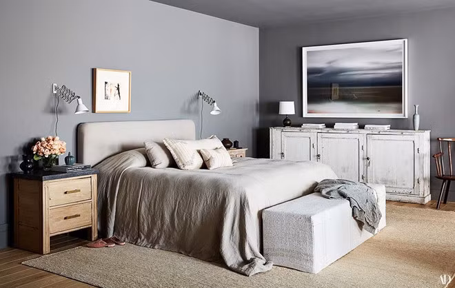 Phòng ngủ chính mang tông màu xám trang nhã chủ đạo, với các nội thất mang vẻ đẹp mộc mạc nhưng không kém phần tinh tế được nhập khẩu từ Pháp và Bỉ.