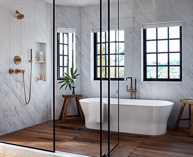 Phòng chính rộng rãi, sang trọng và thanh thoát, với nhiều khu vực khác nhau được chia cách bởi khung thép, tường kính.