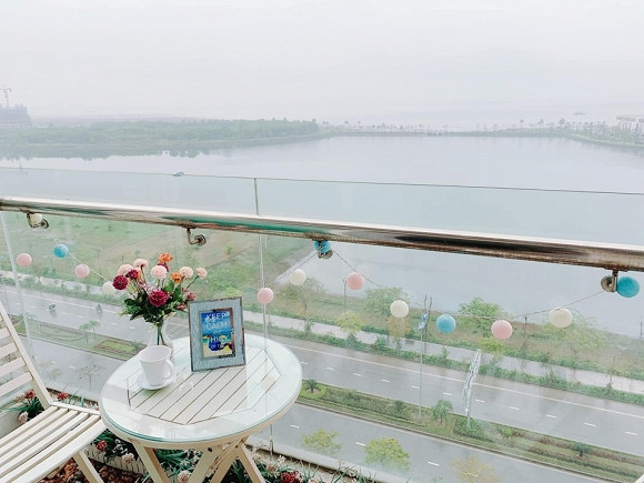 Căn hộ của Ngọc Hân có view nhìn thẳng ra vịnh Hạ Long.