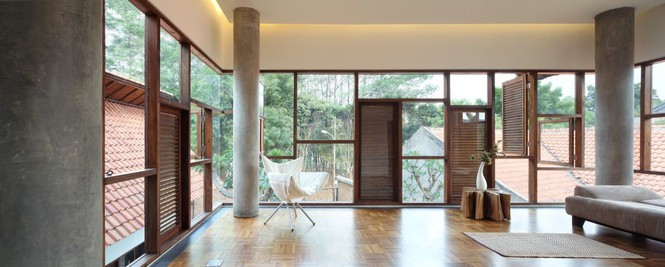 Cửa kính giúp nhà lấy ánh sáng và dường như làm không gian rộng hơn.