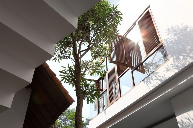 Cửa sổ tầng hai từ gỗ tái chế có độ mở lớn.