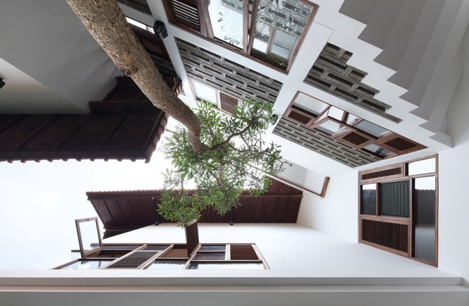 Nguyên liệu chủ yếu từ gạch và gỗ tái chế với hệ lam chống nắng, hút gió.