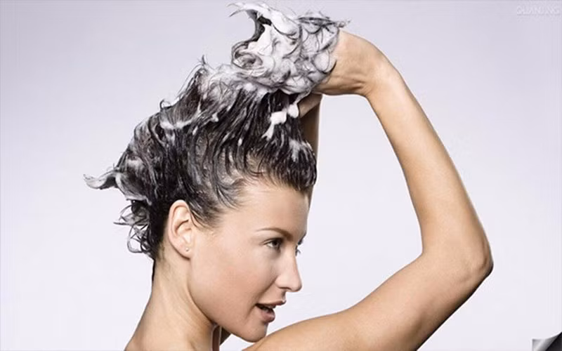 Vò mạnh, gãi mạnh khi gội đầu: Ngoài việc do bạn để nước từ vòi sen xối thẳng vào đầu còn có một nguyên nhân nữa khiến tóc bị rụng là khi gội, bạn dùng tay gãi hoặc vò tóc quá mạnh, dẫn đến các sợi tóc bị đứt gãy.