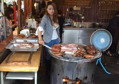 Mới đây, một thanh niên trong lúc lái xe qua đường 18 thuộc quốc lộ A Lý Sơn, Gia Nghĩa, Đài Loan đã vô tình chụp được hình ảnh về một cô gái nóng bỏng bán thịt nướng bên đường. Theo người này chia sẻ, quán thịt nướng bên đường trông rất bình thường nhưng cô chủ quán lại vô cùng hấp dẫn. Chỉ diện bộ quần áo đơn giản, để lộ những đường cong gợi cảm, liên tục bận rộn làm việc nhưng cô chủ quán lại khiến lữ khách đi qua không thể dừng lại để ăn uống, nghỉ ngơi.