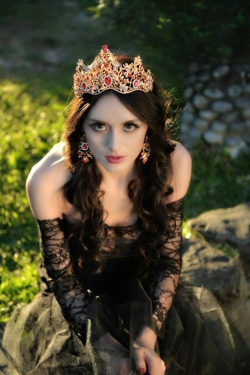 Thấy bài đăng của Nhược Nghiên, nhiều người cho biết, họ nhất định sẽ chạy qua A Lý Sơn để ăn thịt Nhược Nghiên nướng, trước khi cô quay trở về công việc chính của mình. Được biết, trong những ngày Nhược Nghiên bán thịt nướng phụ gia đình, rất nhiều xe đã ghé cửa hàng, gây ra tình trạng đông đúc đột ngột.