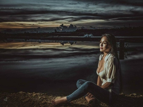 Theo tìm hiểu, Nhược Nghiên từ năm 19 tuổi đã đi theo con đường nghệ thuật và gặt hái được những thành công nhất định. Cửa hàng thịt nướng là của gia đình Nhược Nghiên. Cô cũng thường xuyên quảng cáo hộ gia đình mình. Thực tế, Nhược Nghiên không làm việc tại cửa hàng của gia đình, cô làm người mẫu bán thời gian và thi thoảng được nghỉ ngơi, rảnh rỗi mới trở về nhà để phụ giúp cha mẹ.