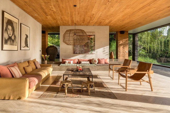 Điểm nhấn giữa không gian rừng rậm tươi mát là thiết kế nội thất ấm cúng. Từ trần nhà, sàn nhà đến nội thất đều có sự xuất hiện của gỗ tự nhiên.