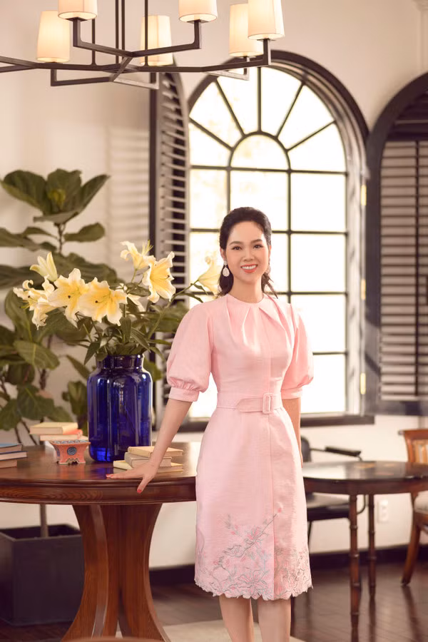 Trên nền lụa, nhà thiết kế xử lý thêm các họa tiết thêu thủ công hàng chục giờ đồng hồ. Phần thêu điểm xuyến ở ngực, cổ vest hay thắt eo có tác dụng làm điểm nhấn thị giác, tạo sự bắt mắt cho trang phục. Lê Thanh Hòa cũng chọn điểm nhấn cho các trang phục ở phần cổ áo, từ cổ tròn kín đáo đến cổ vest khoét sâu tôn hình thể.