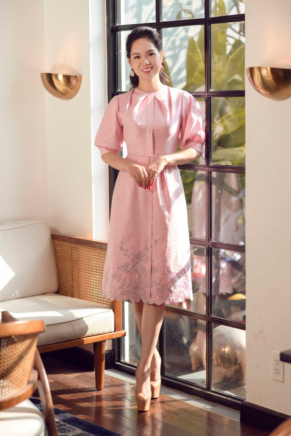 Mới đây, Hoa hậu Việt Nam 2002 Mai Phương vừa xuất hiện trong bộ ảnh thời trang của nhà thiết kế Lê Thanh Hoà. Cô là một trong những người đẹp sau khi giành vương miện không tham gia nghệ thuật và kín tiếng về đời tư. Ở độ tuổi 34 và cột mốc 17 năm sau đăng quang, Mai Phương vẫn sở hữu cho mình vẻ đẹp tươi trẻ, dịu dàng.