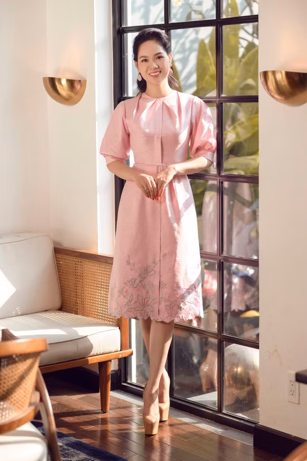 Mới đây, Hoa hậu Việt Nam 2002 Mai Phương vừa xuất hiện trong bộ ảnh thời trang của nhà thiết kế Lê Thanh Hoà. Cô là một trong những người đẹp sau khi giành vương miện không tham gia nghệ thuật và kín tiếng về đời tư. Ở độ tuổi 34 và cột mốc 17 năm sau đăng quang, Mai Phương vẫn sở hữu cho mình vẻ đẹp tươi trẻ, dịu dàng.