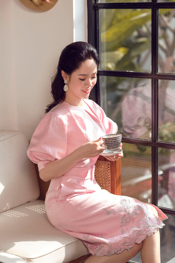 Diện những thiết kế nhẹ nhàng, trong trẻo cùng tông màu pastel thời thượng, Hoa hậu Việt Nam 2002 Mai Phương khoe sắc rạng rỡ khiến bao người mê mải ngắm nhìn. Dù diện váy đơn sắc, vẻ ngoài của bà mẹ hai con vẫn không nhàm chán do nhà thiết kế vận dụng đa dạng kỹ thuật phối đắp, cắt cúp vải, tạo ra nhiều phom dáng cho kiểu váy cocktail.