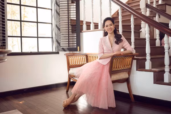 Show diễn đồng thời đánh dấu sự trở lại của nhà thiết kế sinh năm 1985 với sàn diễn catwalk trong nhà truyền thống. Hai BST trước đó của anh ra mắt giữa biển trời Hạ Long và đỉnh Bà Nà.