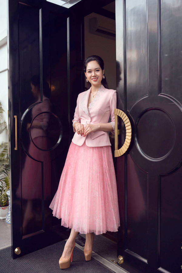 Được biết, Mai Phương sẽ có mặt trong show diễn giới thiệu BST mới của Lê Thanh Hoà, ra mắt vào cuối tháng 3 tại TP HCM. Buổi trình làng ready-to-wear Xuân-Hè 2019 dự kiến giới thiệu 90 trang phục lấy cảm hứng từ vẻ đẹp núi rừng Tây Bắc.