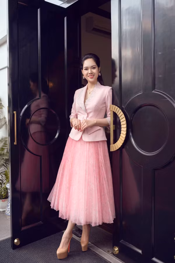 Được biết, Mai Phương sẽ có mặt trong show diễn giới thiệu BST mới của Lê Thanh Hoà, ra mắt vào cuối tháng 3 tại TP HCM. Buổi trình làng ready-to-wear Xuân-Hè 2019 dự kiến giới thiệu 90 trang phục lấy cảm hứng từ vẻ đẹp núi rừng Tây Bắc.