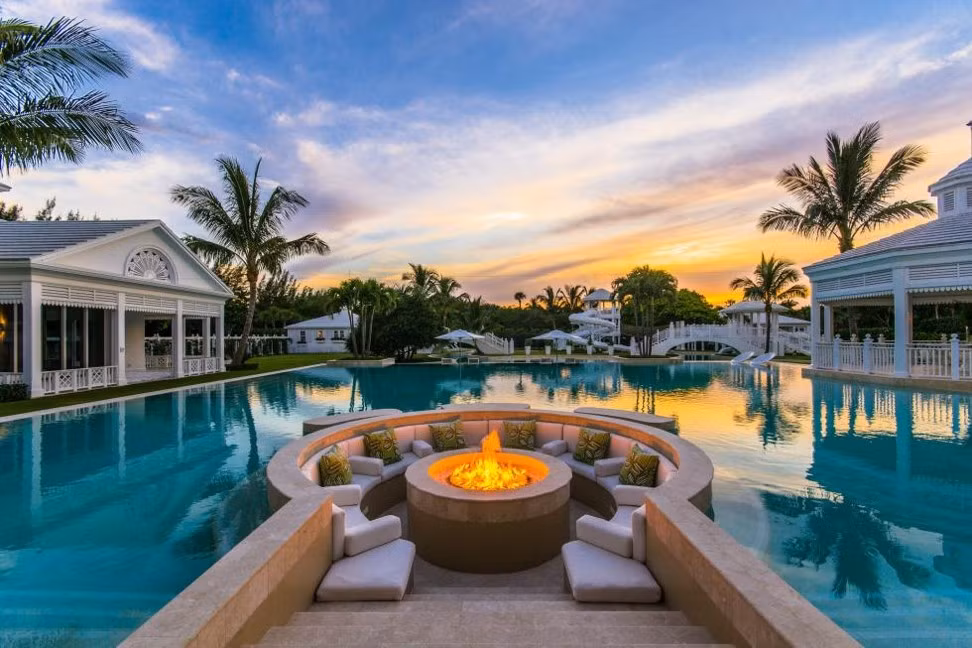 Celine Dion Biệt thự của Celine Dion nằm trên hòn đảo xinh đẹp Jupiter thuộc Florida, Mỹ, với diện tích trên 1800 m2, đã được bán lại với giá 28 triệu USD năm 2017. Căn biệt thự tường kính có 13 phòng ngủ, 14 phòng tắm, cùng hệ thống hồ bơi rộng lớn gồm hai bể bơi, hai cầu trượt nước, một dòng sông lười, vòi rồng và một ngôi nhà trên cây.