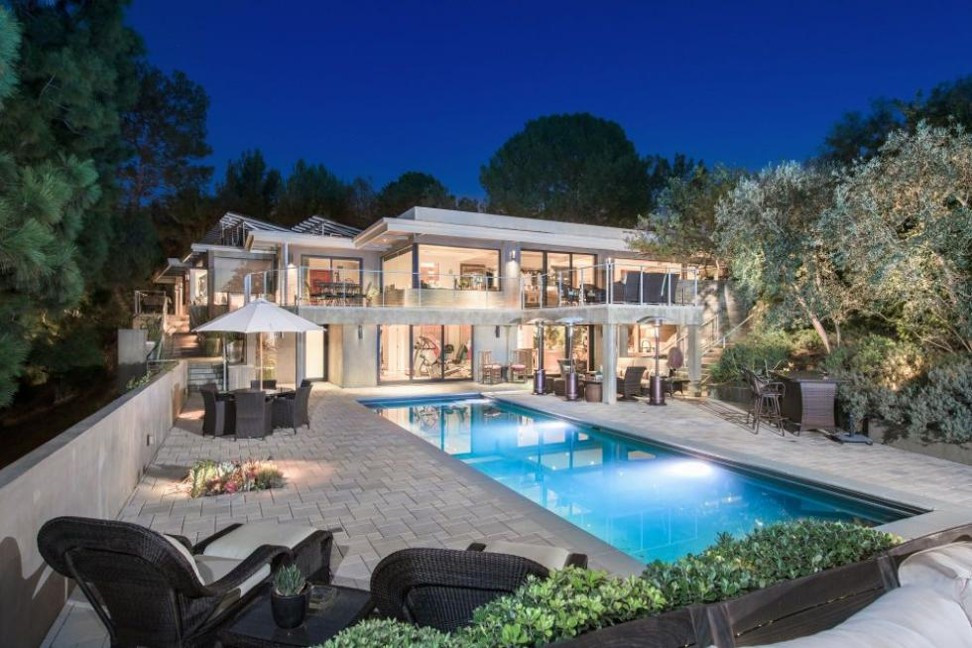 Jane Fonda Ngôi nhà trên 659 m2 của Jane Fonda được xây tại Beverly Hills Trousdale Estates, California và được bán với giá 9,9 triệu USD. Ngôi nhà trông thoáng mát với ánh sáng tốt, tường và thang máy được làm bằng kính. Ngôi nhà mang một bầu không khí ấm cúng.