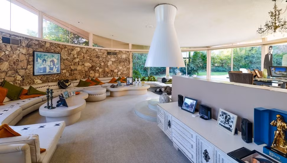 Elvis Presley Ngôi nhà của Elvis Presley được xây tại Las Vegas, Nevada với diện tích trên 464 m2 có giá bán là 5,9 triệu USD. Ngôi nhà được thiết kế bởi kiến trúc sư hiện đại William Krisel, với những bức tường bằng kính và hồ bơi trên sân thượng, ngôi nhà vẫn sẽ mang vẻ hiện đại vào 55 năm sau.