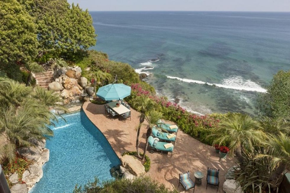 Johnny Carson Ngôi nhà của Johnny Carson được xây tại Point Dume, Malibu với diện tích trên 16000 m2 có giá bán là 81,5 triệu USD. Nhiều ngôi nhà của người nổi tiếng có tầm nhìn ra biển, nhưng đây là một sự kết hợp hiếm hoi với vị trí trên vách đá và các bức tường kính cao cho phép bạn nhìn ra Thái Bình Dương từ bất cứ nơi nào trong nhà. Ngôi nhà hồ bơi và thác nước ngoài trời, và cảnh quan trong nhà giúp nó hòa nhập với môi trường tự nhiên.
