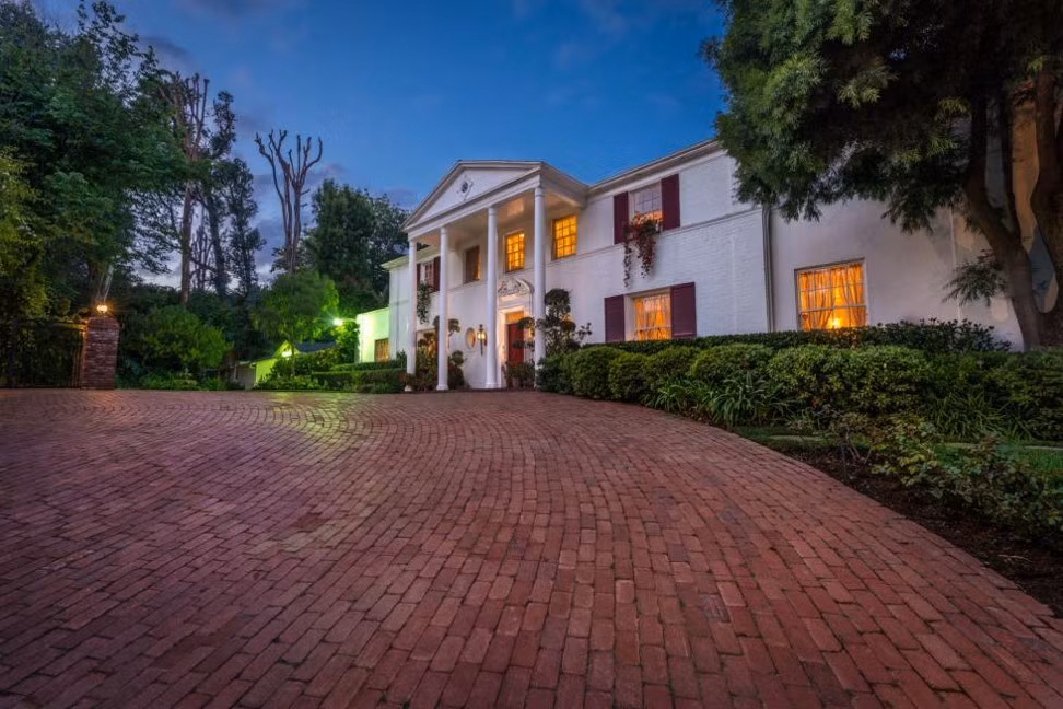 Audrey Hepburn Ngôi nhà trên 650 m2 của Audrey Hepburn được xây tại Holmby Hills, Los Angeles và được bán với giá 13,9 triệu USD. Ngôi biệt thự trang nhã như chính Audrey, biểu tượng của thời trang và phim ảnh Hollywood. Ngôi nhà mang vẻ đẹp cổ điển với nhà khách 65 m2 cho thấy lòng hiếu khách của cô.