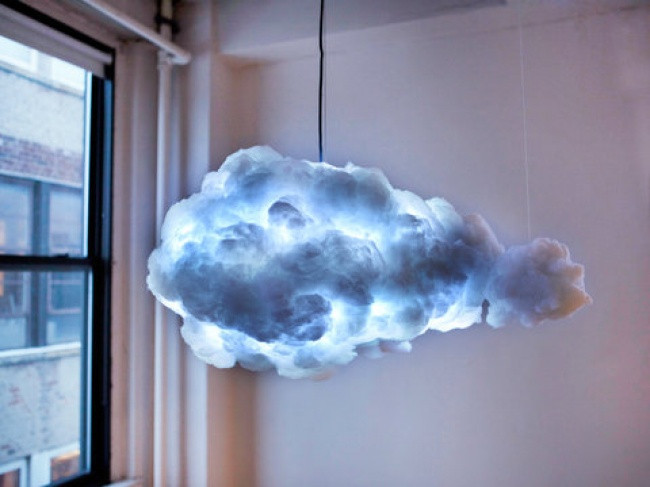 Đám mây này là một chiếc đèn được thiết kế bởi Kaufman Mercantile, nó không chỉ chiếu sáng căn phòng mà còn tạo ra âm thanh bão với sấm sét và tiếng mưa. Một chiếc đèn đám mây như thế này có giá khoảng 3.360 USD (76 triệu đồng).