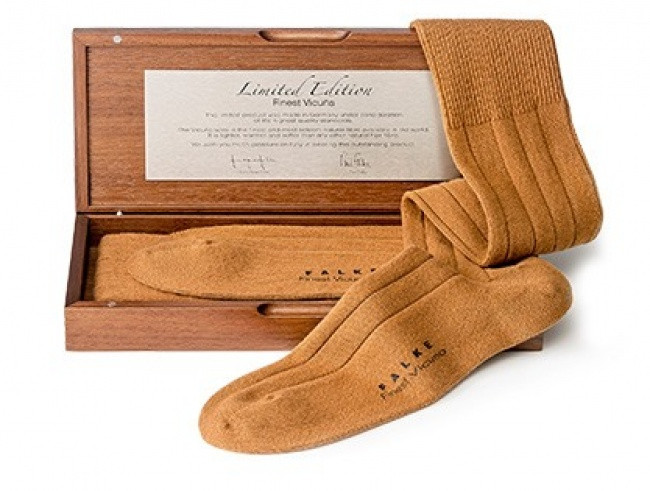 Tất len của FALKE chỉ được sản xuất với số lượng là 10 đôi. Loại len được sản xuất từ lông cừu Vicuna hiếm và đắt nhất thế giới. Một đôi tất len có giá lên tới 1.188 USD (hơn 26 triệu đồng).