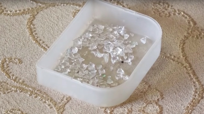 Nghi ngo hien tuong co gai khoc ra pha le-Hinh-2