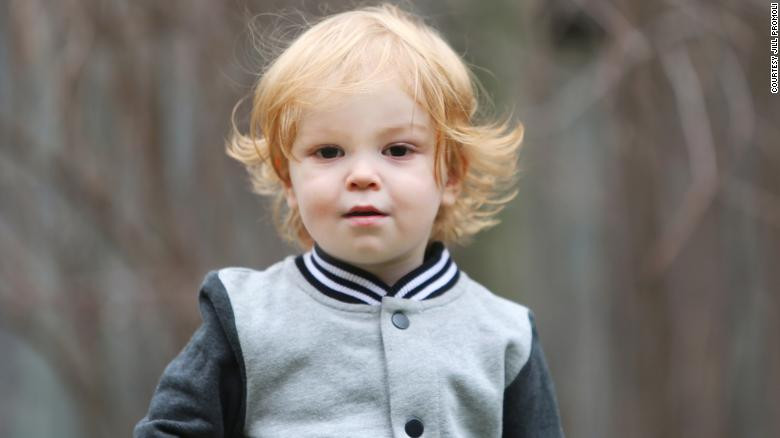 Vua mat con trai, nguoi me bi nhung nguoi phan doi tiem chung chi trich