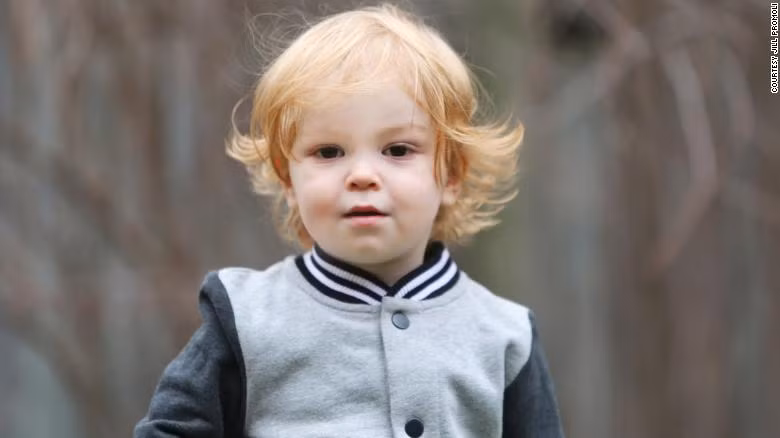 Vua mat con trai, nguoi me bi nhung nguoi phan doi tiem chung chi trich